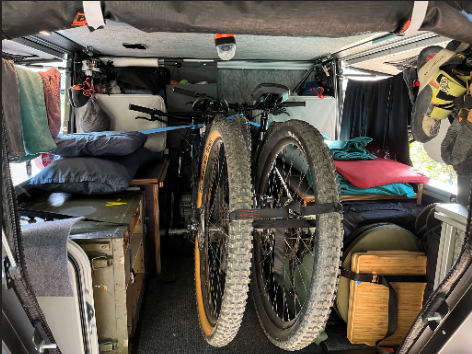 Und voll bepackt mit den Rädern in der Mitte. Für An- und Abreise sowie Tagestouren mit Bikes ok, wenn man jede Nacht woanders steht natürlich keine Option.