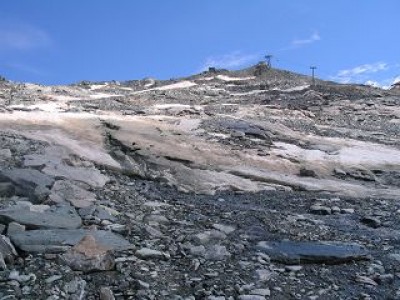 Beginn Schneefeld, dort rechts vorbei beginnt ein Stück weiter oben der Fahrweg.