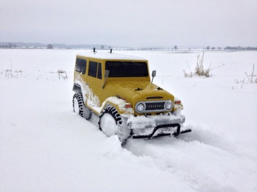 Der Kleine fühlt sich im Schnee richtig wohl