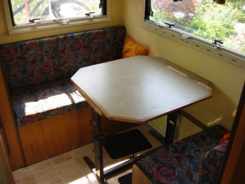 Sitzecke mit Tisch für 3-4 Personen