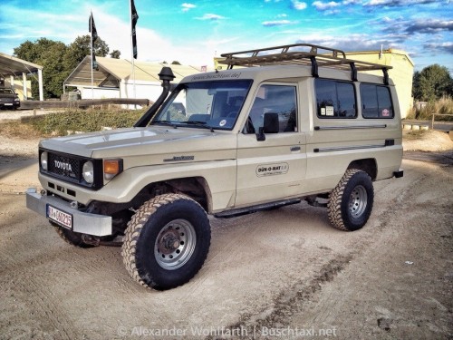 Land Cruiser 75, der &quot;Troop Carrier&quot;, das klassische &quot;Buschtaxi&quot; - hier die alte Front und sogar noch die alte Version mit Blattfedern vorne