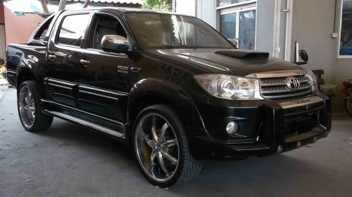 Used-Hilux-Vigo-4x4-Double-cabin-Automatic-2010-Front-Side-View.jpg