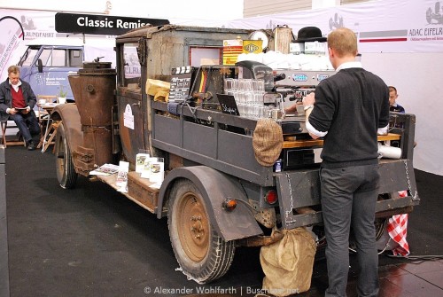 Der unvermeidliche Barista im Heck eines Oldtimers. Tausendfach auf Messen gesehen, trotzdem immer wieder nett gemacht.