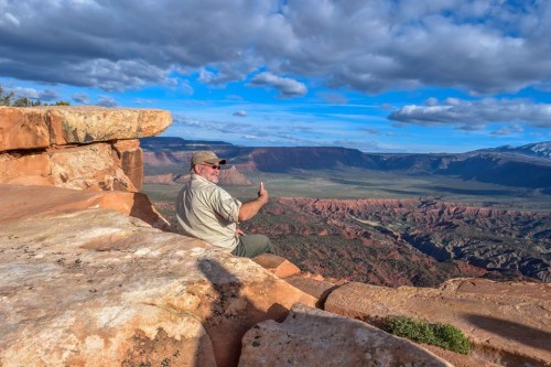 Die Beine baumeln lassen, die Aussicht geniessen und gemütlich eine rauchen, das schönste ist aber der Weg zum Ziel und das ganze drumherum. Axo..... USA-UTAH-Top of the world.