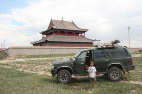 Vor einem buddistischen Kloster in der Inneren Mongolei. Ganz vorne mein damals ca 4-5 Jahre alter Sohn, denm wir schon mit 2 Jahren auf solchen Touren dabei hatten, der auch heute immer noch ein Fernrese- und Offroad-Fan ist (in 3 Wochen geht es in den Iran)