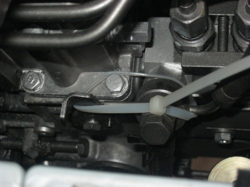 TIP:<br />Das ist der Stop-Hebel an der ESP des Motors, der während der Tests per Kabelbinder in der Position &quot;Null-Einspritzmenge&quot; gehalten wird - sonst gibts am Zylinderkopf eine Diesel-Sauerei!