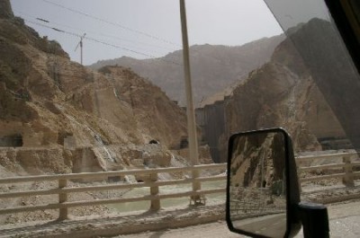 riesige Staumauer &amp;amp; riesige Baustelle