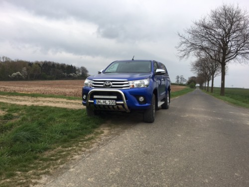 Das Nummernschild kommt noch weiter nach unten , der LED Bar weiter nach oben , damit das Windenfenster dazwischen passt.