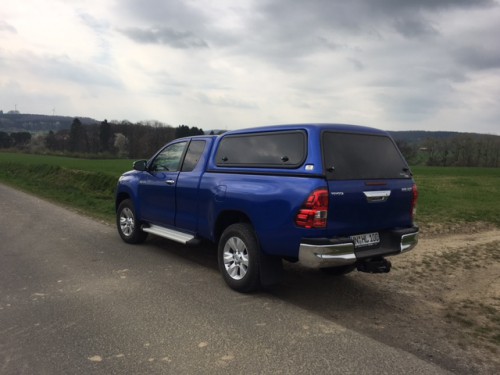 Getönte Heckscheibe im Hardtop. Heckklappe mit nachgerüsteter Zentralverriegelung und Heckklappendämpfer