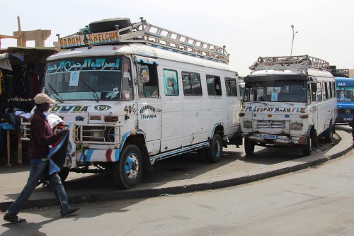 Die typischen Benz-Busse in Dakar.