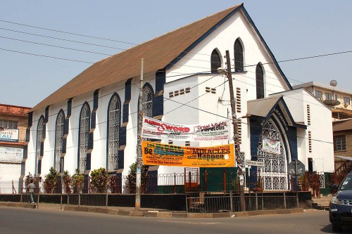 Eine der vielen Kirchen in Freetown.