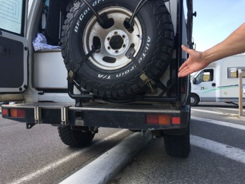 Hier beschwert sich ein Franzose mit wilder Gestik nach einem Auffahrunfall, dass am Toyota garnix zu sehen sei... Der Tritt ist super und rutscht niemals runter. Auch nicht bei 400km Waschbrett