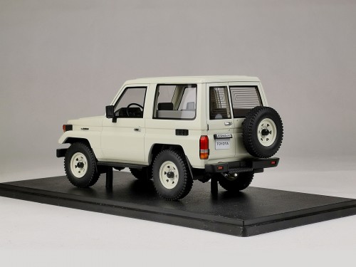 Land Cruiser 70 Cult 1_18 06.jpg