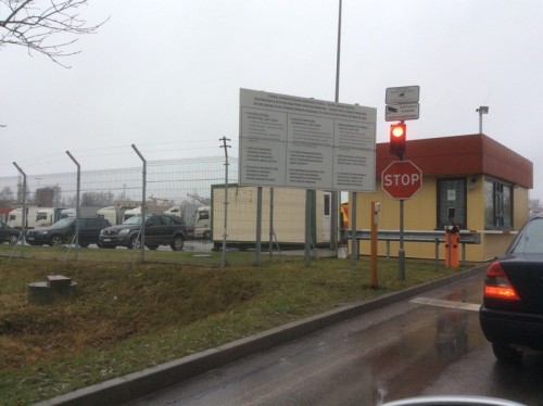 Das war diese unsinnige Verkehrsführung über den LKW Parkplatz noch vor der russischen Grenze