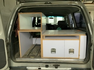 Unser aktuelles Setup mit ausklappbarer Liegefläche über die Rücksitzbank