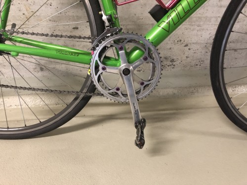 Die schönen DURA ACE Tretkurbeln aus den frühen 90ern sind inzwischen wohl richtig gesucht. Pedale sind von TIME, Modell IMPACT S.