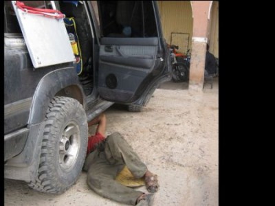 Rearatur des Stabis in Mohameds Werkstatt in Zagora