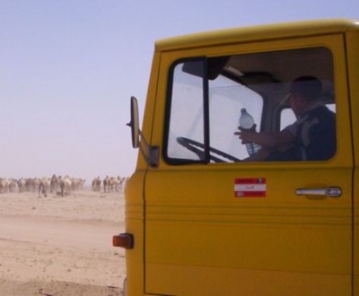 Das ist Julius mit Benz in Mauretanien beim Sandkastenspiel...