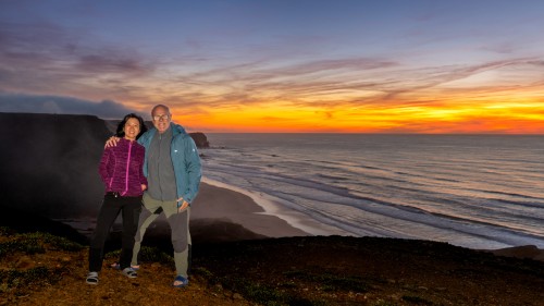 Ein Selfie nach Sonnenuntergang. Das Wetter kann etwas harsch sein an der Küste. Vom Meer her bläst ein strammer und kühler Wind ...