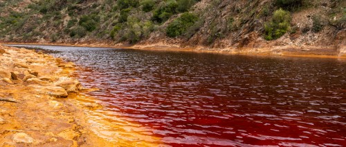 Der &quot;Rio Tinto&quot; der Rote Fluss. Aufgrund von Jahrtausenden von Bergbau im Oberlauf der Flusses, wird massiv viel oxidiertes Eisen und Kupfer den Fluss untergeschwemmt ... surreal