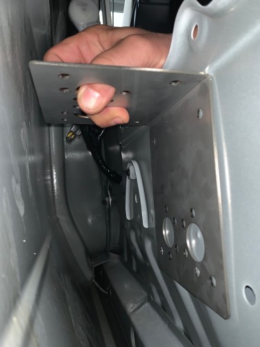74EA5634-B2AA-4B46-A689-BAFBEA98E4A9.jpeg (218.35 KiB) 2972 mal betrachtet Halter an Kante oben so ausgerichtet, dass die beiden Hautbohrungen unten auf Plane Karosserie treffen