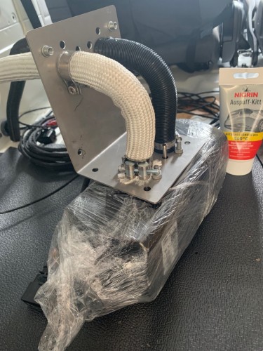 DC41BBCE-0DB4-4137-99AC-5C3C749486A8.jpeg (434.75 KiB) 2972 mal betrachtet Vormontage der Heizung auf dem Halter. Das Abgasrohr wurde mit Hitzeschutz überzogen. Mit Montagepaste an der Verbindungsstelle und einer in sich komplett schließenden Edelstahlschelle befestigt. Die zusätzliche Schelle zum Halter hin soll kein abrutschen des Rohrs sicherstellen.
