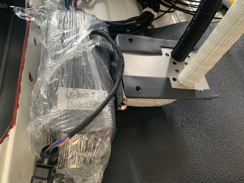 5C5B5BC9-9BD3-482D-BA4D-98027C52099B.jpeg (475.88 KiB) 2972 mal betrachtet Um Vibrationen zu reduzieren habe ich zwischen Halter und Karosserie eine Lage Schrumpfschlauch geklebt.