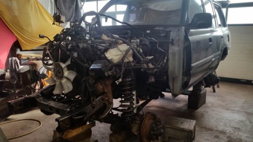 Motorraum Fahrerseite ohne alles.jpg
