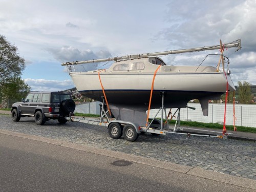 Hab das Teil fürn Kumpel vom Starnberger See hochgeholt. 20 Maß hat er sich in etwa genommen. Müsste ich das öfters machen, hätte ich einen V8 Diesel. Der GRJ ist schwach im Hängerbetrieb!