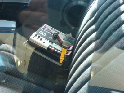 Liebevoll dekoriert: Stilvoll echter ITT-Kassettenrekorder auf der Rückbank eines W123 Kombi...
