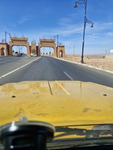 Die Straße in der West Sahara, 4 Spurig, neue und sehr wenig Verkehr