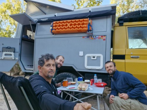 Ein Paar Jungs getroffen die mir dem Motorräder nach Südafrika unterwegs waren.Die haben sich auf eine reichhaltiges Frühstück gefreut