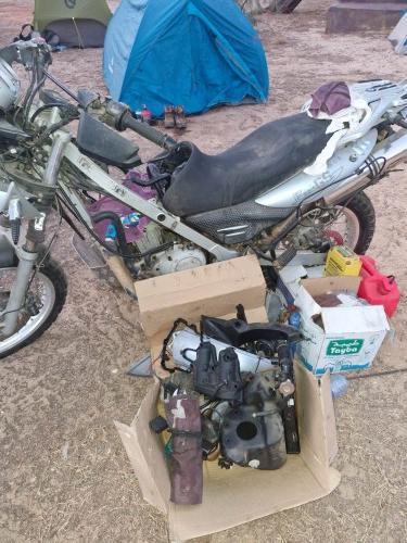 In der Zebrabar stranden immer wieder Reisende, hier ein Neuseeländer dem das Motorrad kaputt ging