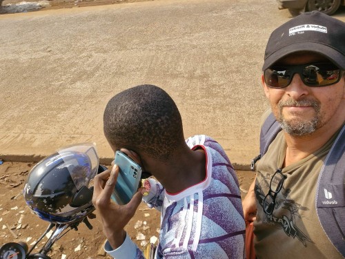 Um schneller in Conakry voran zu kommen bin ich viel mit den Motorrad Taxis unterwegs gewesen, da braucht man gute Nerven