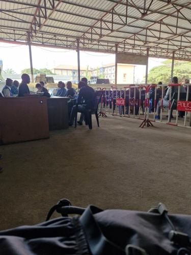 Weil ich keine Bestechung bezahlt habe müsste ich den ganzen Tag dort warten und dann am nächsten Tag wieder kommen um mein Visa Sticker abzuholen