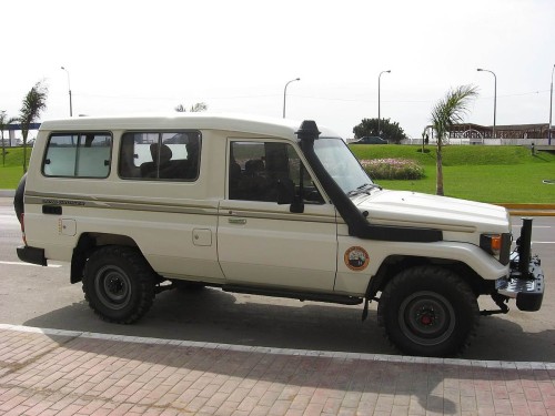 TOYOTA_Land_Cruiser_HZJ75-03.jpg