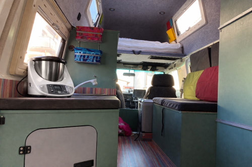 Kompakte Küche im Campervan.png