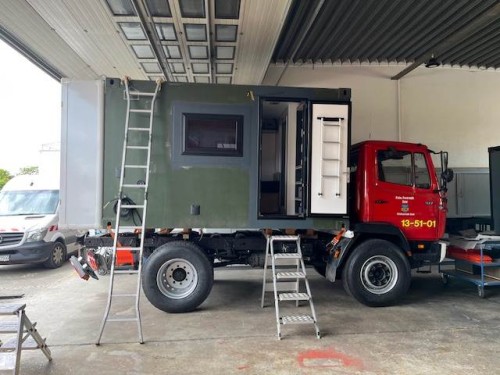 Vorne Feuerwehr, mitten Bundeswehr, hinten Bofrost