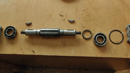 das rechte lager läuft im eingebauten zustand wie ein unbestromter schrittmotor, den man per hand durchdreht, auch kein zeichen für eine überholung);