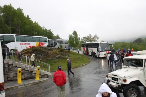 Was sind wir froh, unseren BJ zu haben und nicht bei Regen im Bus durch Norwegen geschaukelt zu werden. Pro Bus ca 5 Minuten Photopause, dann kam der nächste.