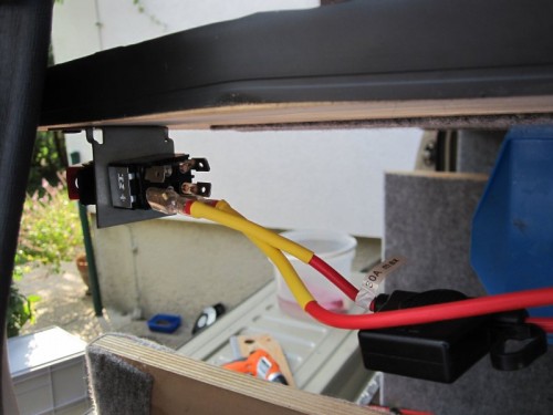 Detail Ein/Aus-Schalter Viair 450C Kompressor vor der Endmonatage der hintersten Platte. Verkabelt mit 4mm², Kontakte an den Kabelklemmen alle verlötet mit Silikon-Kabelschuh und Schrumpfschlauch