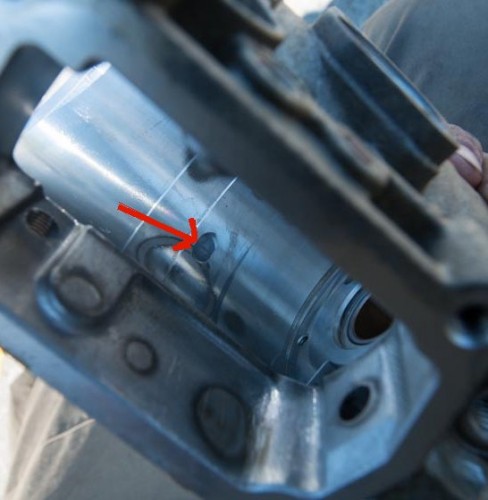 jetzt kommt's dicke: das Alu Gehäuse war auch total durch! Nicht selten, aber bei mir war es sehr ausgeprägt!<br />Nebst der üblichen Rundumriefe die bei mir ca. 0.1mm tief war hatte ich 4 tiefe Löcher von den Rollen wo sie sich normalerweise bewegen! Die waren jedoch ca. 0.5mm tief! War nicht für so ne lange Reise zumutbar und deshalb kam das Gehäuse in meine Hall of Fame!