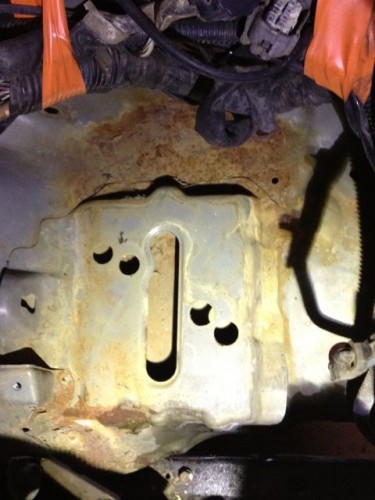 Nach dem Ausbau der Batterie und des Sicherungskastens kommt die rostige Wahrheit ans Licht