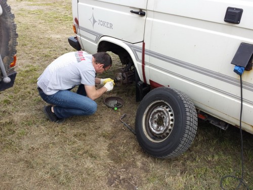 Die ersten Fremdfahrzeugbesitzer beginnen gleich nach der Ankunft mit routinemäßigen Kontrollen :-p