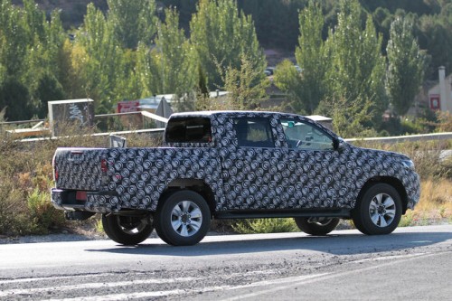 Neuer Hilux Erlkönig 3.jpg