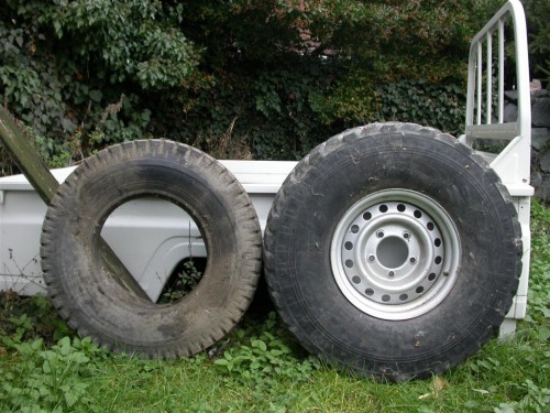links = Bridgestone 7.50x16 und rechts = Michelin 9.00x16 auf 6,5x16 Felge