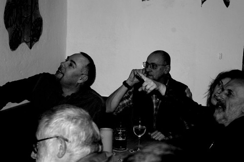 D´Neigierign.jpg (44.52 KiB) 5548 mal betrachtet ...was is da oben ?