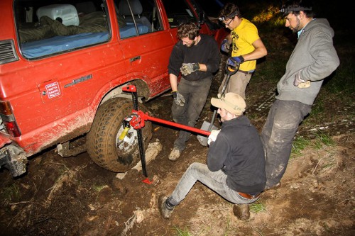 Karre fest. Sandbleche ohne Grip. Scherstift an der mechanischen Winde gebrochen – da hilft nur noch der Hilift.
