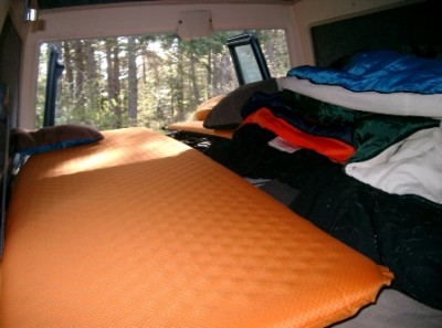 ausreichend Platz zum schlafen - aber mal eben zur Wasserflasche in den Fußraum greifen geht nicht mehr