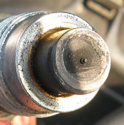 stirnseitige Ölkohleablagerungen neben dem Hitzeschutzring